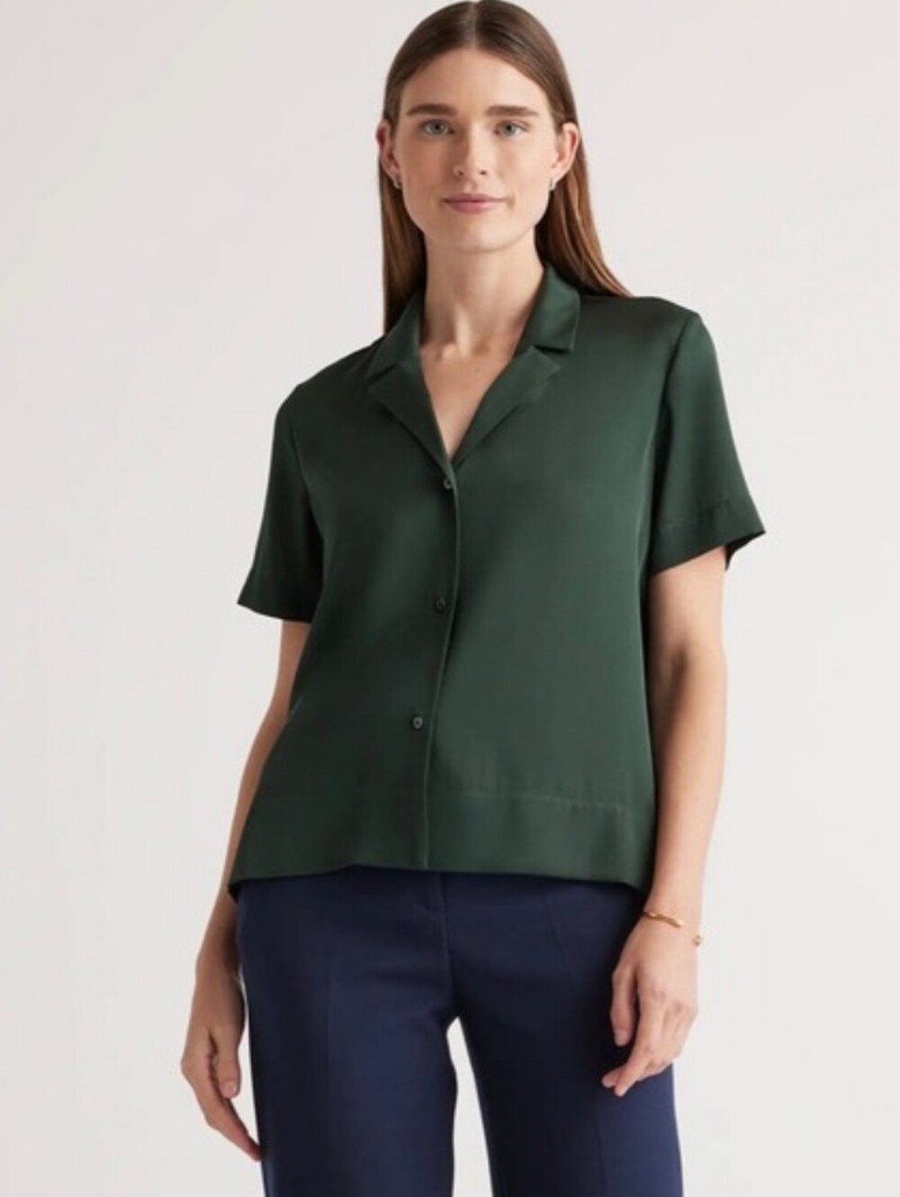 QUINCE WASHABLE STRETCH SILK SHORT SLEEVE NOTCH COLLAR BLOUSE IN FOREST GREEN